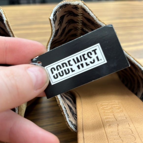 NWT Code West Womens Tan Suede Text Me Slip On Pointed Toe Heeled Shoe Size 8M - Picture 7 of 9